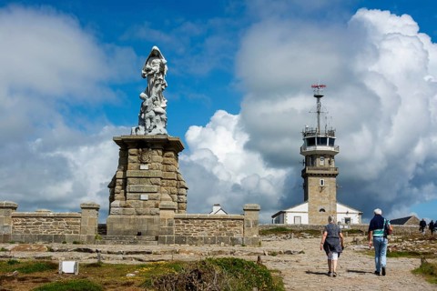 Notre Dame des Naufrages statue and the semaphore in Pointe du Raz