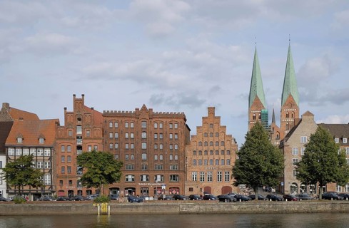Historic centre with the Marzipan-Speicher warehouse on Untertrave or Trave River