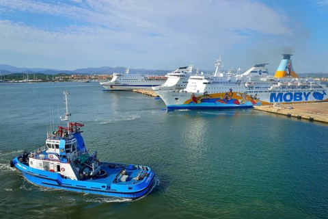 Pilot vessel in front of ferries