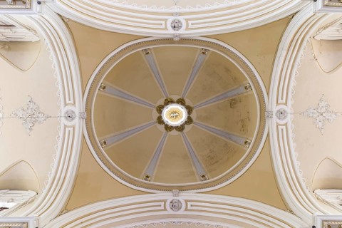 Crossing or intersection of the dome with the representation of the Holy Spirit in the lantern