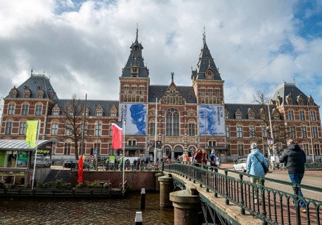 Bridge over Spiegelgracht in front of Rijksmuseum