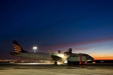 Aircraft de-icing during snowfall