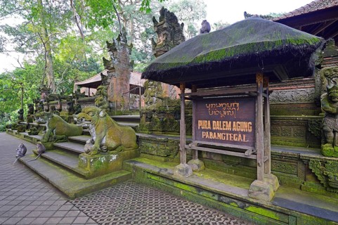 Outer wall with statues of various gods at the Pura Dalem Agung Padangtegal temple in Ubud Monkey Forest