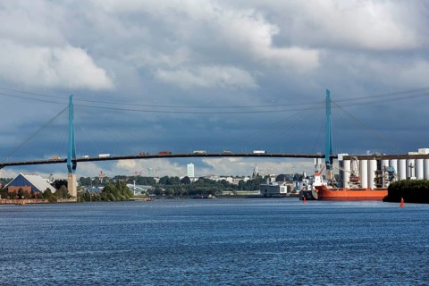 Kohlbrandbrucke bridge in the harbor
