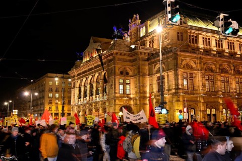 Demonstration against PEGIDA at the Opernring