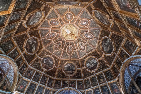 Golden ceiling in a chamber