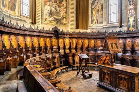 Apsis with choir stalls by Giuseppe and Cristoforo Mantelli