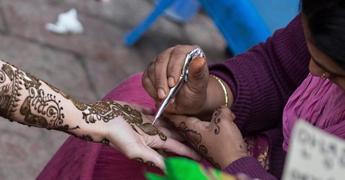 Henna tattoo artist on the Chandni Chowk market