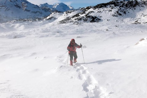 Woman with snowshoes walking to the Great Fosses Lake