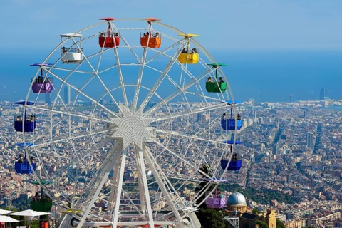 Ferris wheel in the Tibidado amusement park with views across the city