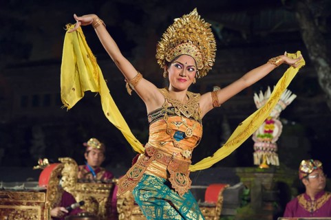 Legong dance at Puri Saraswati Temple