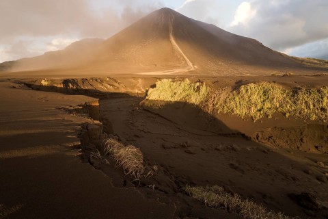 Dry riverbed in front of Ash Plain