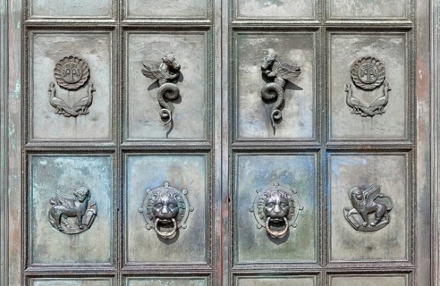 Door knocker at the entrance portal