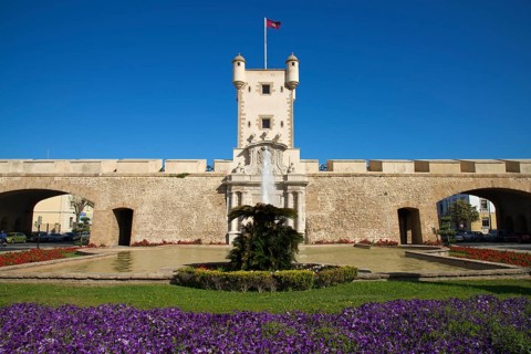 Puerta de Tierra gate at Plaza de la Constitucion