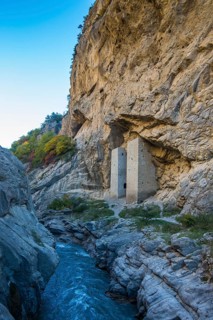 Chechen watchtowers under overhanging cliff on the Argun river