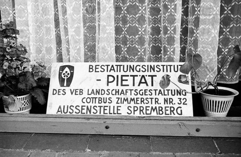 Shop window of the Funeral Institute PIETAeT Sprember branch with company sign