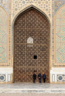 Uzbek men at Bibi-Khanym Mosque