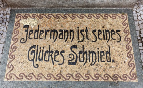 Jeder ist seines Gluckes Schmied""