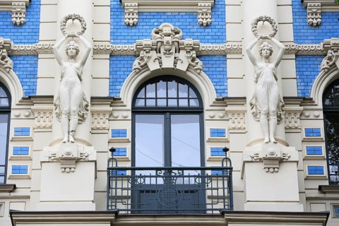 Woman statues holding wreaths