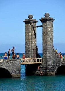 Local children and young people bathing at the Puente de las Bolas