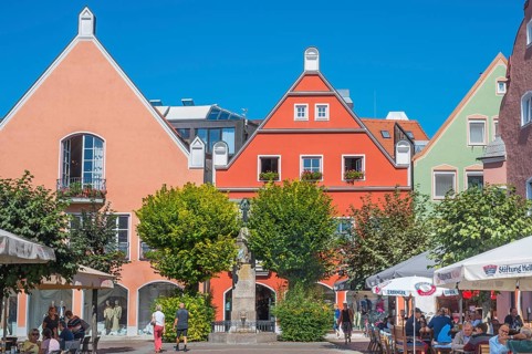 Colourful facades and war memorials