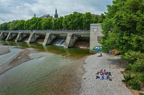 Wehrsteg footbridge and Isar beach