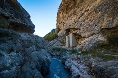 Chechen watchtowers under overhanging cliff on the Argun river