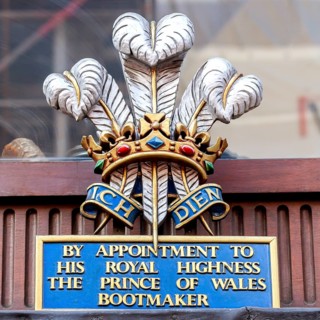 Recommendation in the shop window of the traditional royal shoemaker John Lobb