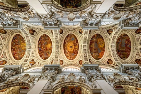 Stucco and frescoes in the nave