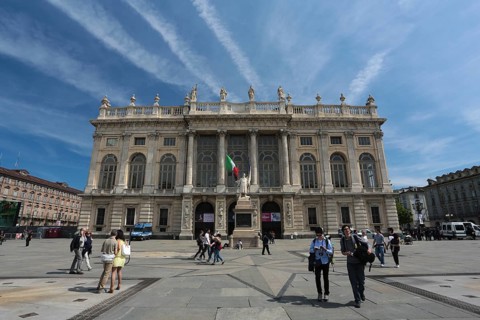 The Palazzo Madama with the monument to the Sardinian troops