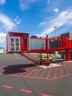 Passenger boarding bridge