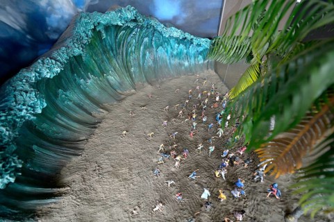 Model of the tsunami and people fleeing from the beach