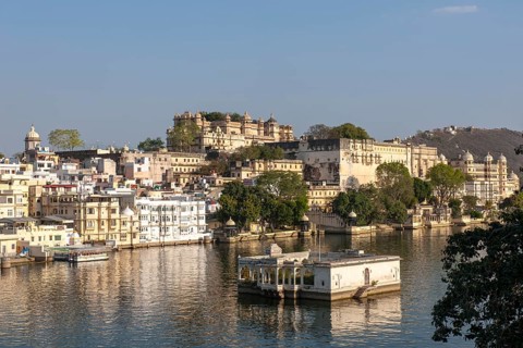City Palace of the Maharaja with historic centre on Lake Pichola