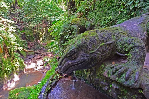 Stone komodo dragons at the Holy Spring Temple
