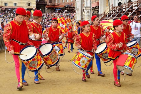 Children drumming group of the Contrada of the Snail