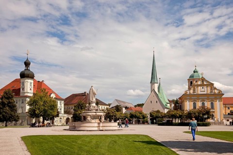Kapellplatz square with Marienbrunnen