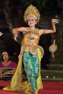 Legong dance at Puri Saraswati Temple