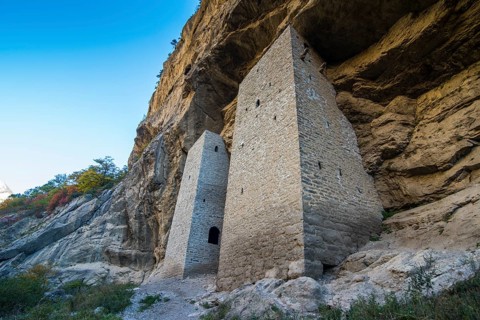 Chechen watchtowers under overhanging cliff on the Argun river