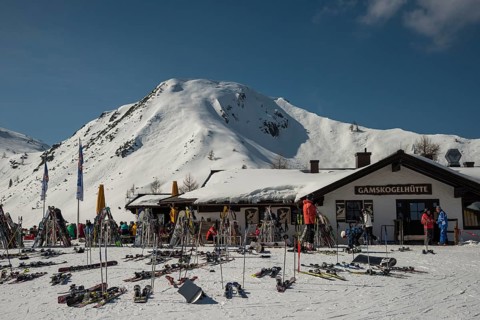 Ski slope with signposts and a few skiers on Gamskogel
