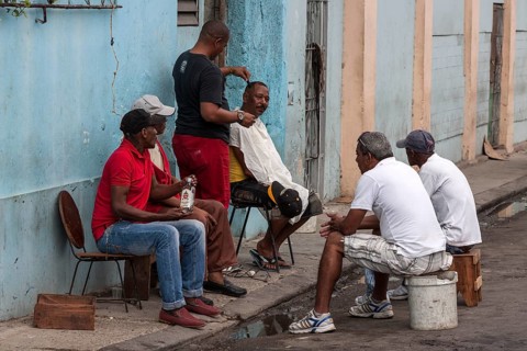 Roadside hairdresser in the centre of Havana