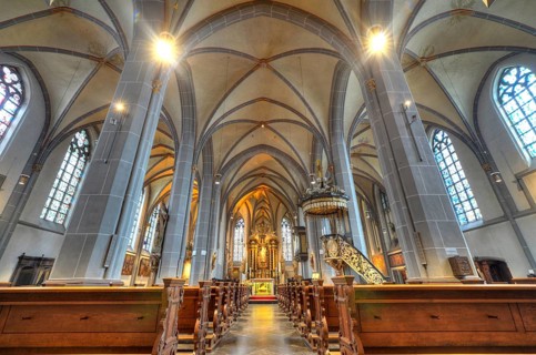 Baroque high altar and pulpit with the Apollinaris Shrine
