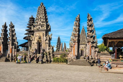 Believers in the Pura Ulun Danu Batur temple