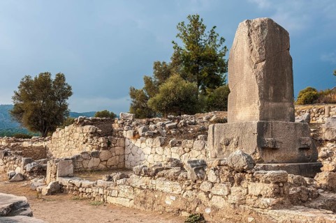 Tomb with an inscribed stele