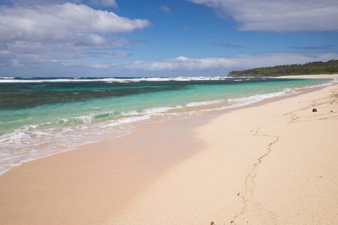 Surf on sandy White Beach