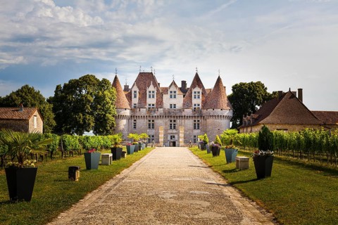 Gravel walk leading to the main entrance of the Chateau de Monbazillac