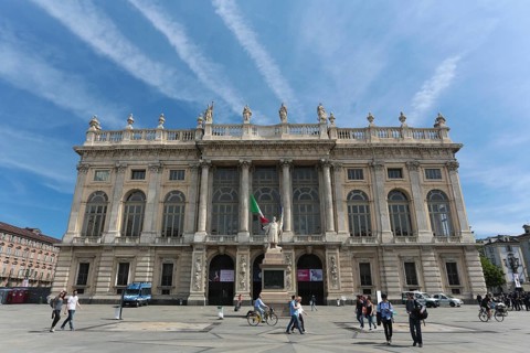 The Palazzo Madama with the monument to the Sardinian troops