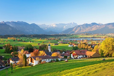 View from the Aidlinger Hohe over lake Riegsee towards the Wetterstein range