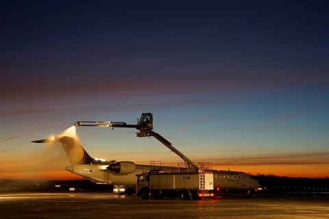Aircraft de-icing during snowfall