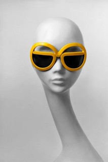 Head of a manikin with sunglasses