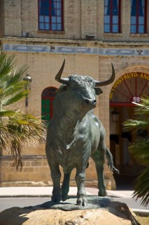 Bull sculpture in front of the bullring